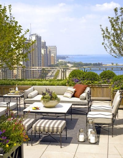 Outdoor patio landscape and hardscape design in a high-rise with a view of the Chicago skyline